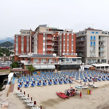 Hotel & Residence Stella Maris Пьетра-Лигуре Экстерьер фото