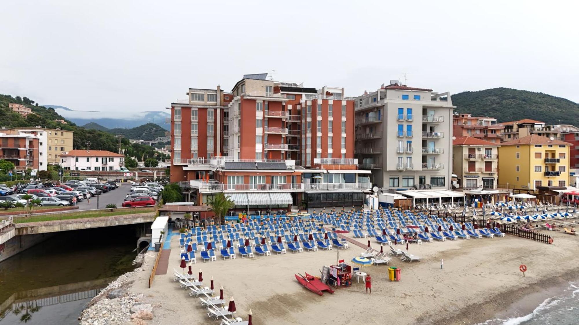 Hotel & Residence Stella Maris Пьетра-Лигуре Экстерьер фото