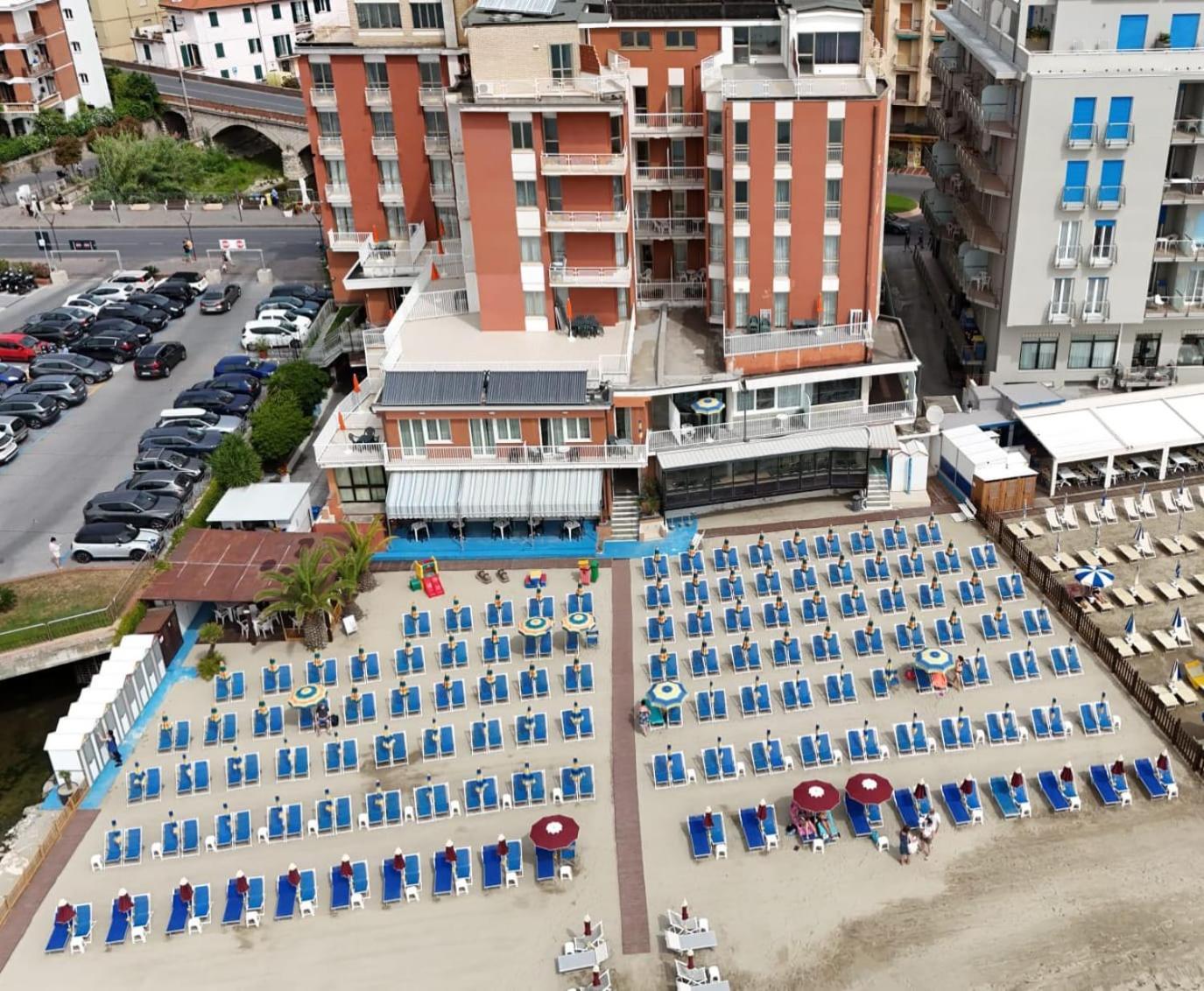 Hotel & Residence Stella Maris Пьетра-Лигуре Экстерьер фото